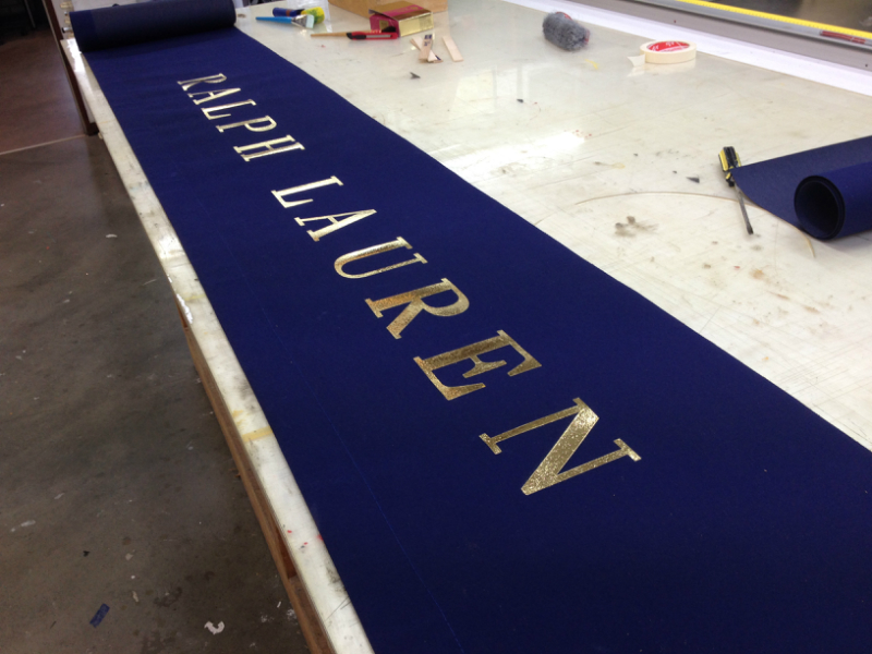 Handlettering and gilding of a shop canopy